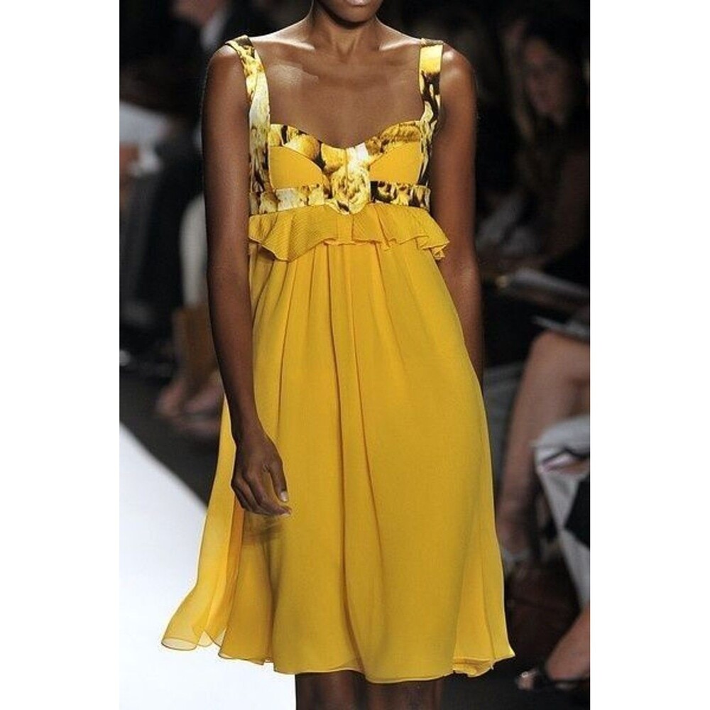 RUNWAY. Carolina Herrera Knee-Length Dress Size: 6 mustard yellow - Picture 5 of 16